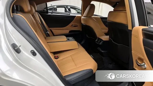 Lexus ES300h 7th generation 2023 Белый из Кореи, фото 3