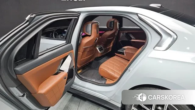BMW 7 Series (G70) 2024 Светло-серебряный цвет из Кореи, фото 3