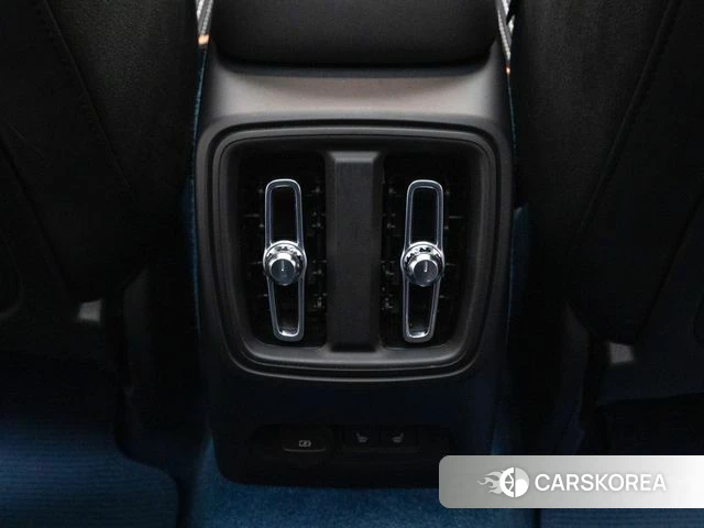 Volvo C40 Richards 2024 Белый из Кореи, фото 3