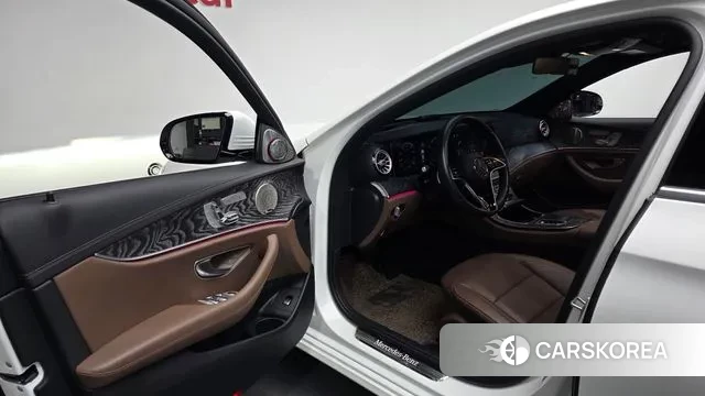 Mercedes-Benz E-Class W213 2022 Белый из Кореи, фото 3