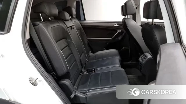 Volkswagen Tiguan Allspace 2023 Белый из Кореи, фото 3