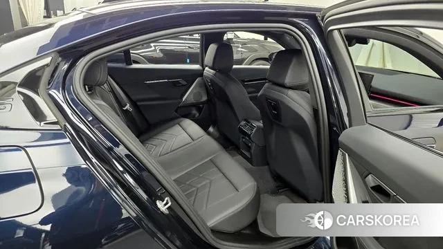 BMW 5 Series (G60) 2024 Черный из Кореи, фото 3