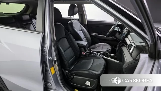 Ssangyong The New Tivoli 2023 Светло-серебряный цвет из Кореи, фото 3