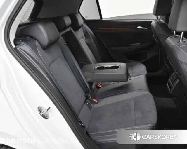 Volkswagen Golf 8th Generation 2025 Белый из Кореи, фото 3