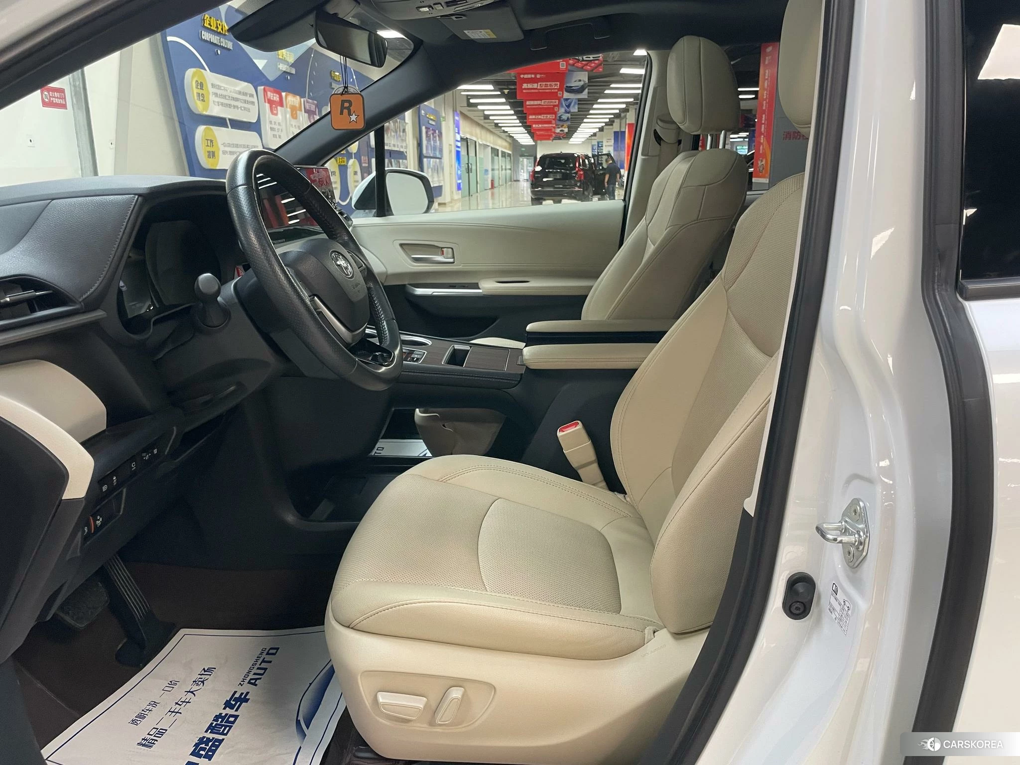 Toyota Saina 2023 Белый из Китая, фото 3