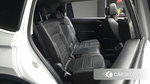 Volkswagen Tiguan Allspace 2023 Белый из Кореи, фото 3