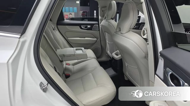 Volvo XC60 second Generation 2021 Белый из Кореи, фото 3