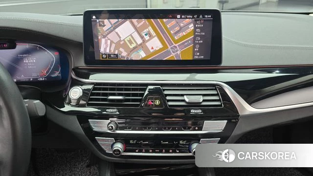 BMW 5 Series (G30) 2022 Серебристо-серый из Кореи, фото 3