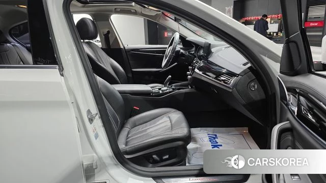 BMW 5 Series (G30) 2018 Белый из Кореи, фото 3