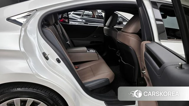 Lexus ES300h 7th generation 2023 Белый из Кореи, фото 3