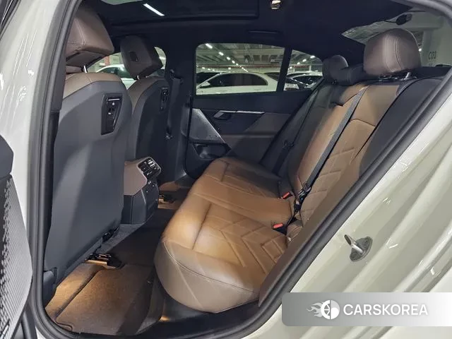 BMW 5 Series (G60) 2025 Белый из Кореи, фото 3