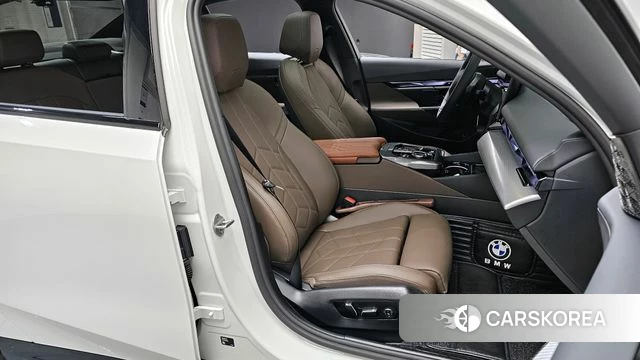 BMW 5 Series (G60) 2025 Белый из Кореи, фото 3