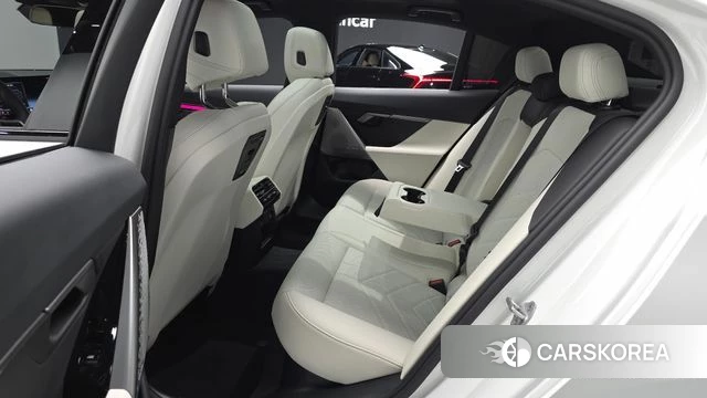 BMW 5 Series (G60) 2025 Белый из Кореи, фото 3