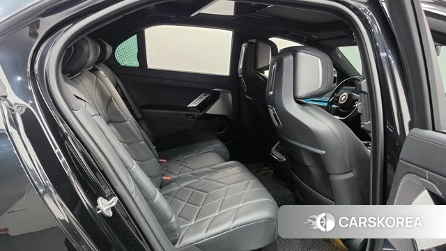 BMW 7 Series (G70) 2023 Черный из Кореи, фото 3