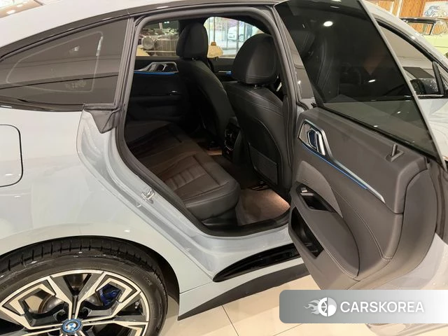 BMW i4 2024 Светло-серебряный цвет из Кореи, фото 3