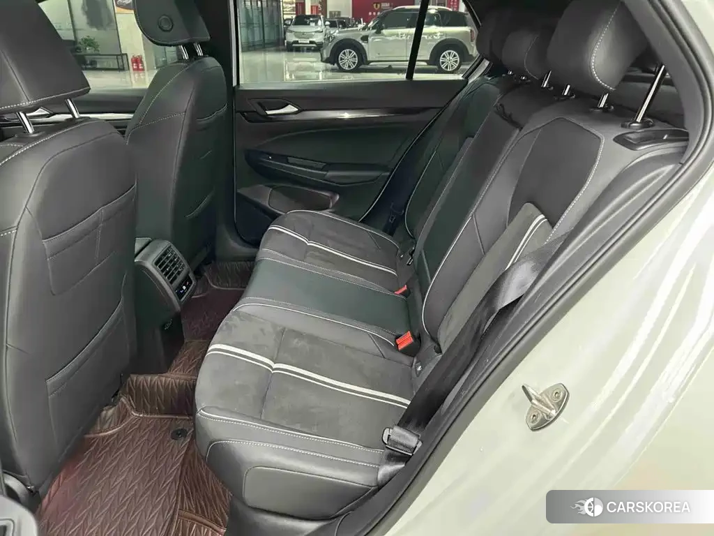 Volkswagen Golf 2023 Белый из Китая, фото 3