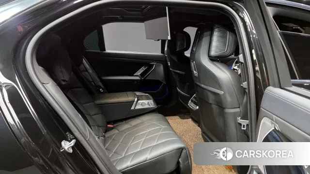 BMW 7 Series (G70) 2024 Черный из Кореи, фото 3