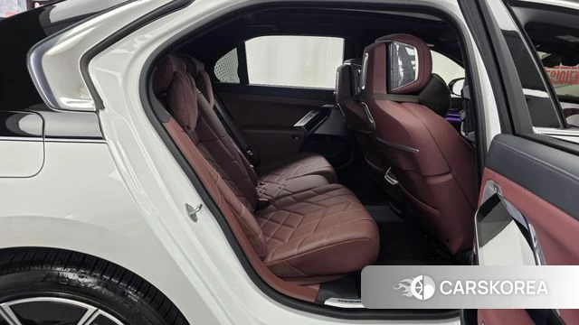 BMW 7 Series (G70) 2024 Белый из Кореи, фото 3