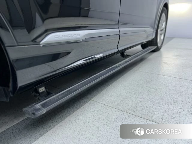 Audi Q7 2023 Черный из Китая, фото 3