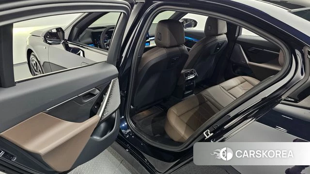 BMW 5 Series (G60) 2025 Черный из Кореи, фото 3