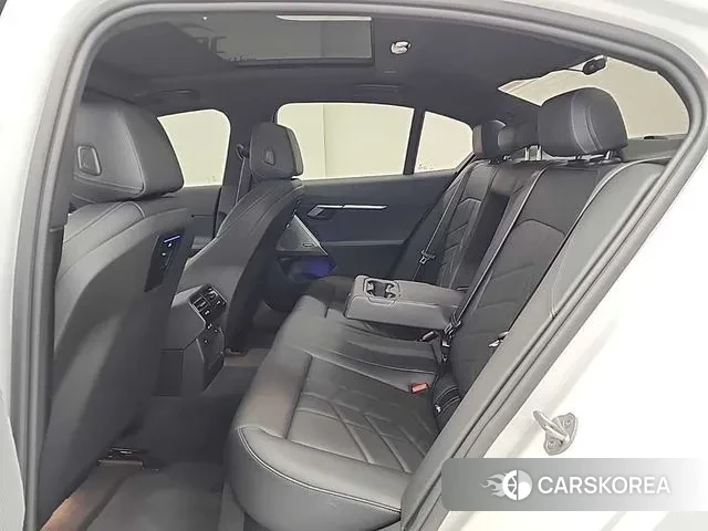 BMW 5 Series (G60) 2024 Белый из Кореи, фото 3