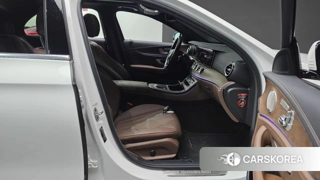 Mercedes-Benz E-Class W213 2022 Белый из Кореи, фото 3