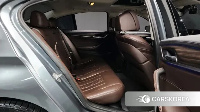 BMW 5 Series (G30) 2019 Серебристо-серый из Кореи, фото 3