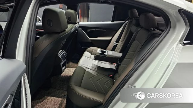 BMW 5 Series (G60) 2025 Белый из Кореи, фото 3