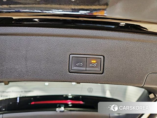 Volkswagen Touareg 3rd generation 2023 Черный из Кореи, фото 3