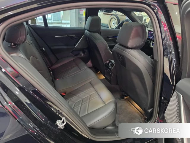 BMW 5 Series (G60) 2025 Черный из Кореи, фото 3