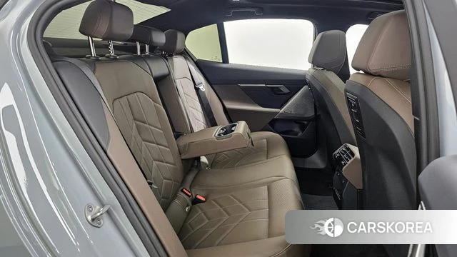 BMW 5 Series (G60) 2025 Светло-серебряный цвет из Кореи, фото 3