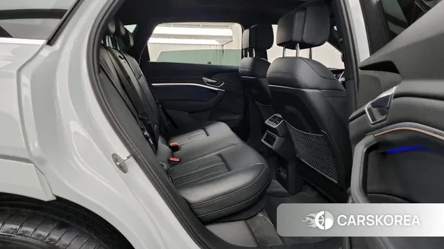 Audi e-Tron 2022 Белый из Кореи, фото 3