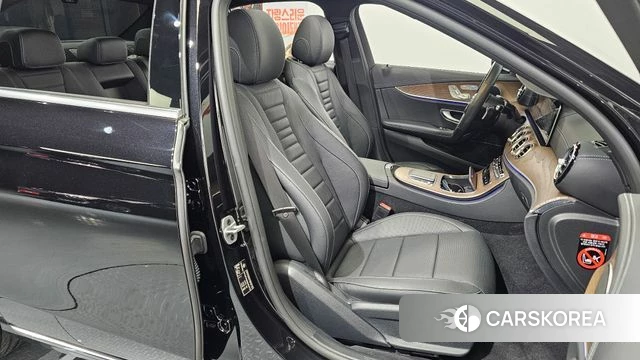 Mercedes-Benz E-Class W213 2021 Черный из Кореи, фото 3