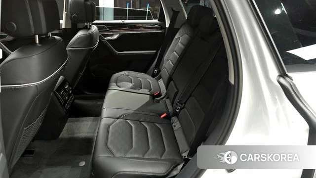 Volkswagen Touareg 3rd generation 2025 Белый из Кореи, фото 3