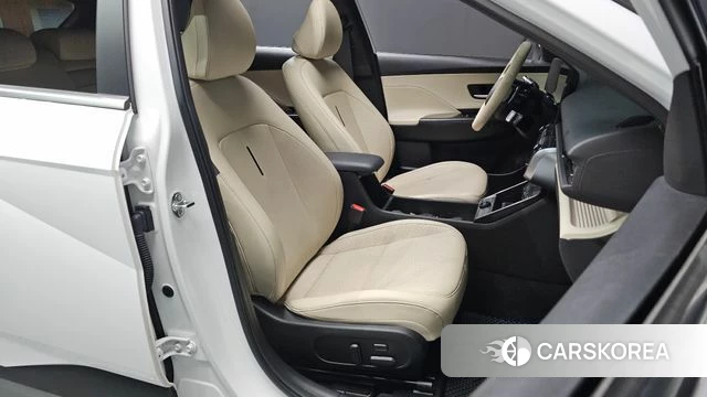 Hyundai Kona (SX2) 2024 Белый из Кореи, фото 3