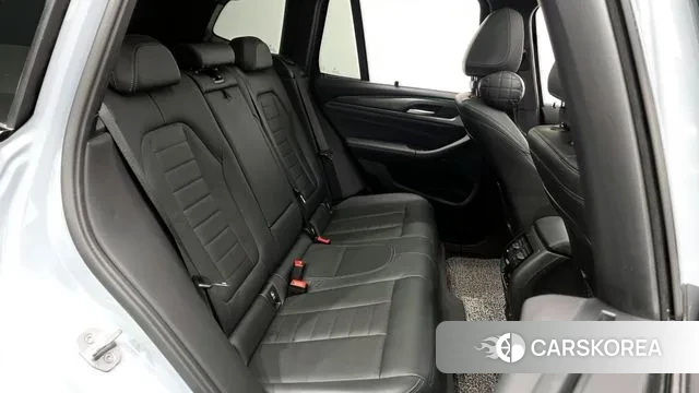 BMW X3 (G01) 2023 Светло-серебряный цвет из Кореи, фото 3