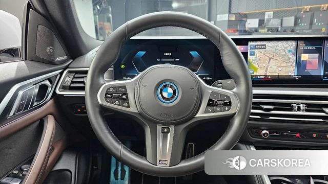 BMW i4 2023 Светло-серебряный цвет из Кореи, фото 3