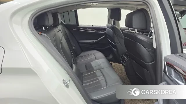 BMW 5 Series (G30) 2023 Белый из Кореи, фото 3