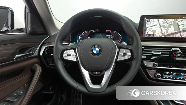 BMW 5 Series (G30) 2023 Белый из Кореи, фото 3