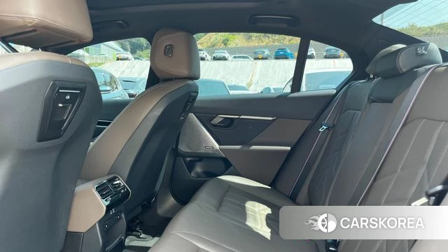 BMW 5 Series (G60) 2024 Светло-серебряный цвет из Кореи, фото 3