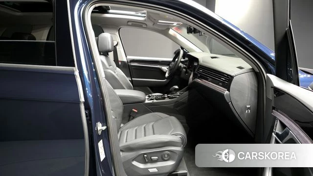 Volkswagen Touareg 3rd generation 2023 Синий из Кореи, фото 3