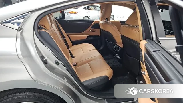 Lexus ES300h 7th generation 2024 Серебряный из Кореи, фото 3