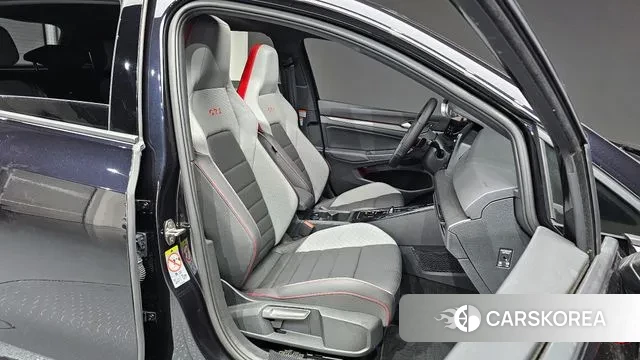 Volkswagen Golf 8th Generation 2023 Черный из Кореи, фото 3