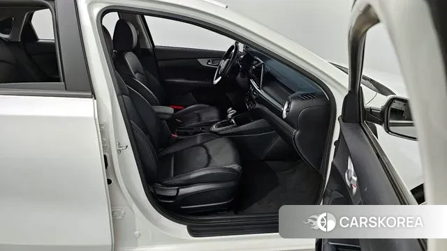 Kia The New K3 2nd generation 2021 Белый из Кореи, фото 3