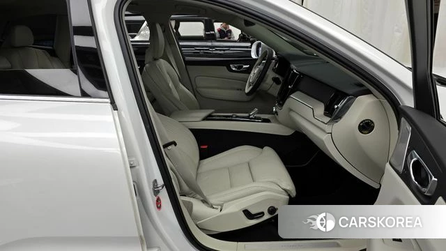 Volvo XC60 second Generation 2021 Белый из Кореи, фото 3