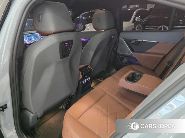 BMW 5 Series (G60) 2025 Серебристо-серый из Кореи, фото 3
