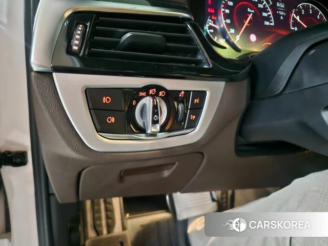 BMW 5 Series (G30) 2018 Белый из Кореи, фото 3