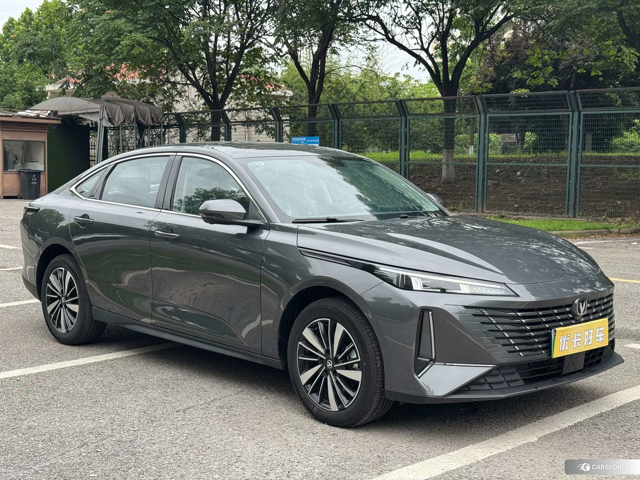 Chang'an Yidong PHEV 2025 Темно-серый из Китая, фото 3