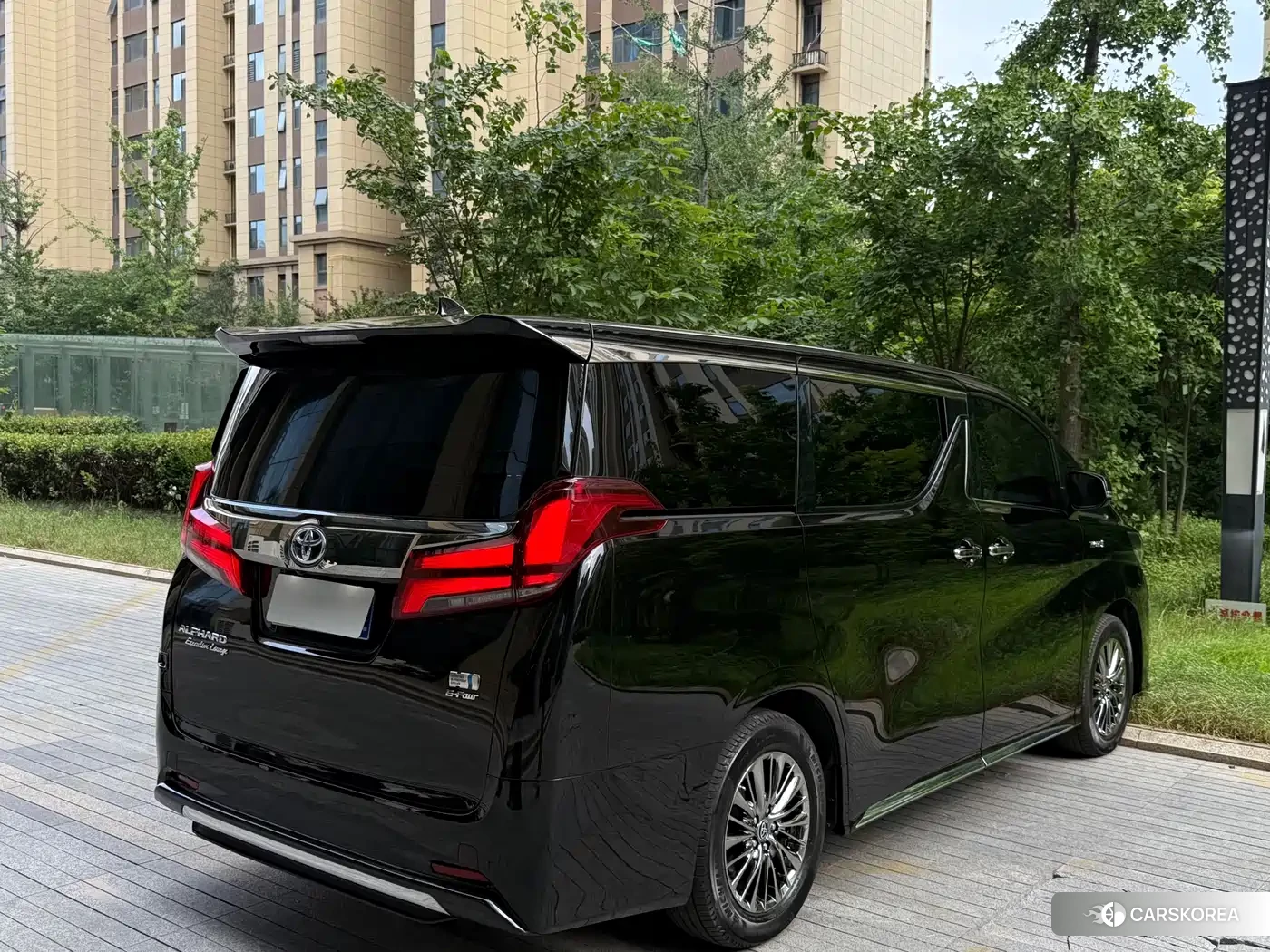 Toyota Alphard 2023 Черный из Китая, фото 3