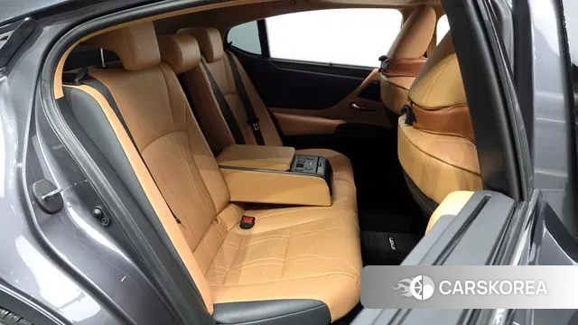 Lexus ES300h 7th generation 2024 Серый из Кореи, фото 3